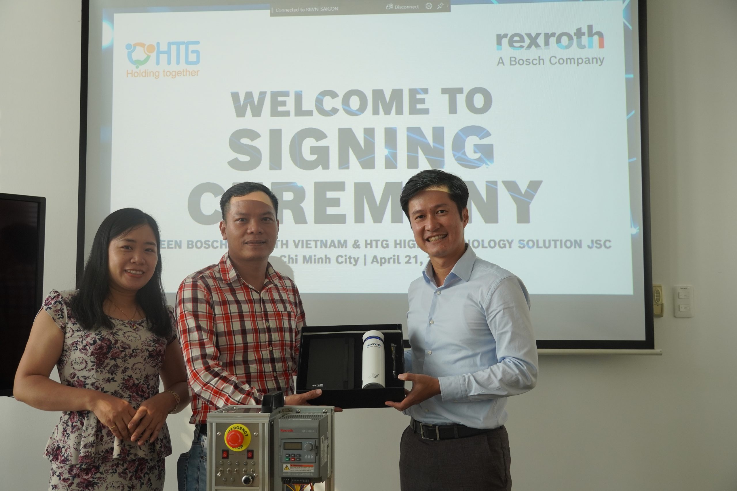 Ông Đoàn Linh Sơn (Chủ tịch HĐQT HTG Group) và Bà Vũ Thị Phương Thanh (Giám đốc HTG Group) nhận quà tặng kỷ niệm từ Bosch Rexroth
